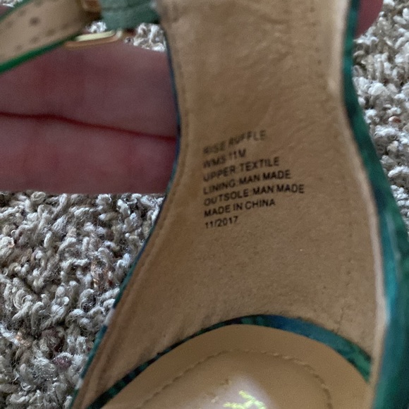 Reaction Kenneth Cole Rise Ruffle Tropical Sandal - Picture 4 of 7